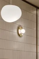 오가닉 펜던트와 골드 벽등의 감각적인 조명 디테일